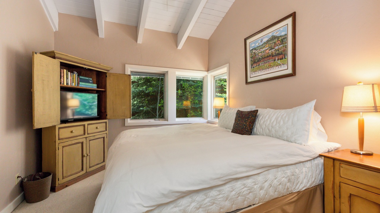 Photo of Bedroom in Warm Springs