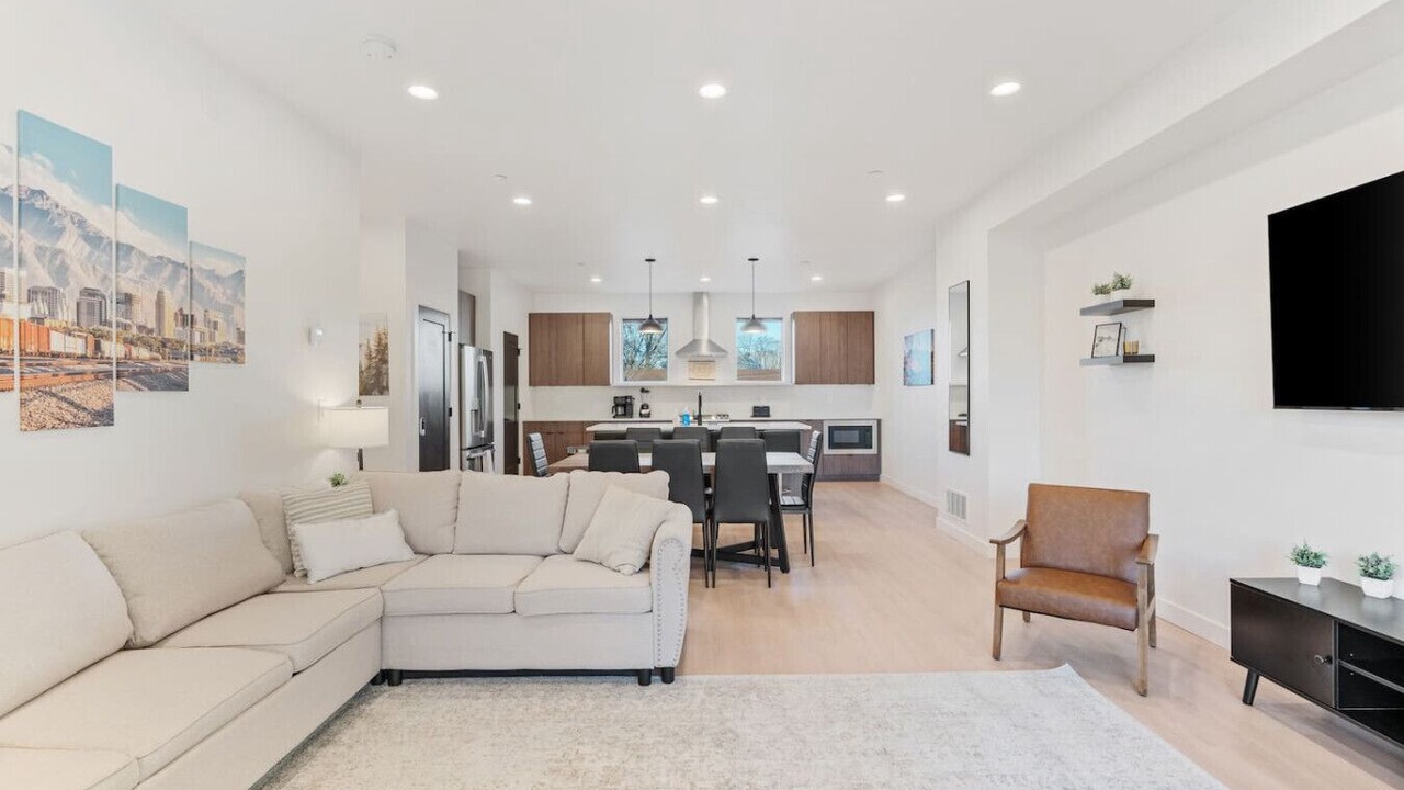 Photo of Livingroom in People's Freeway