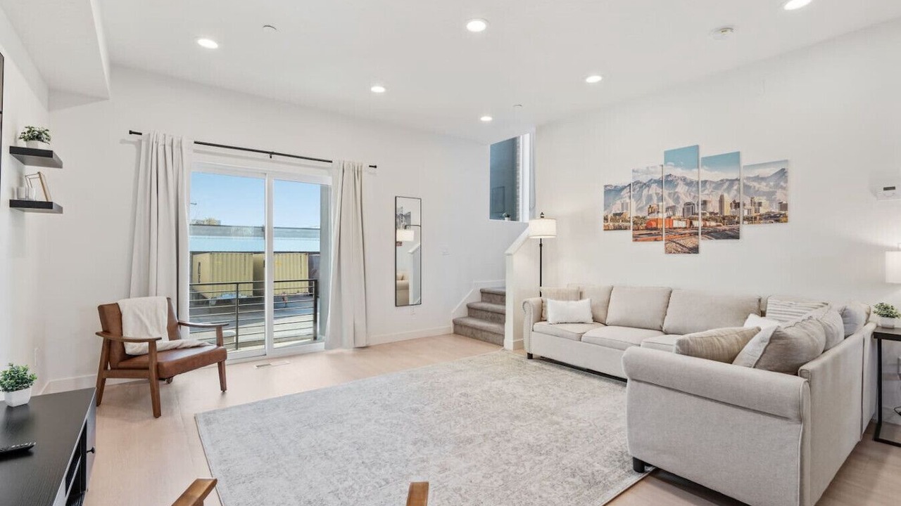 Photo of Livingroom in People's Freeway
