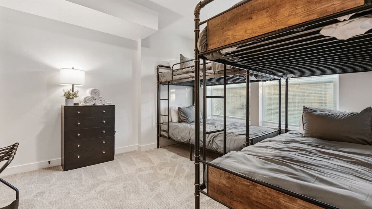 Photo of Bedroom in People's Freeway