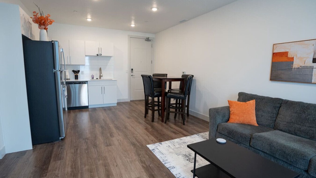 Photo of Livingroom in People's Freeway