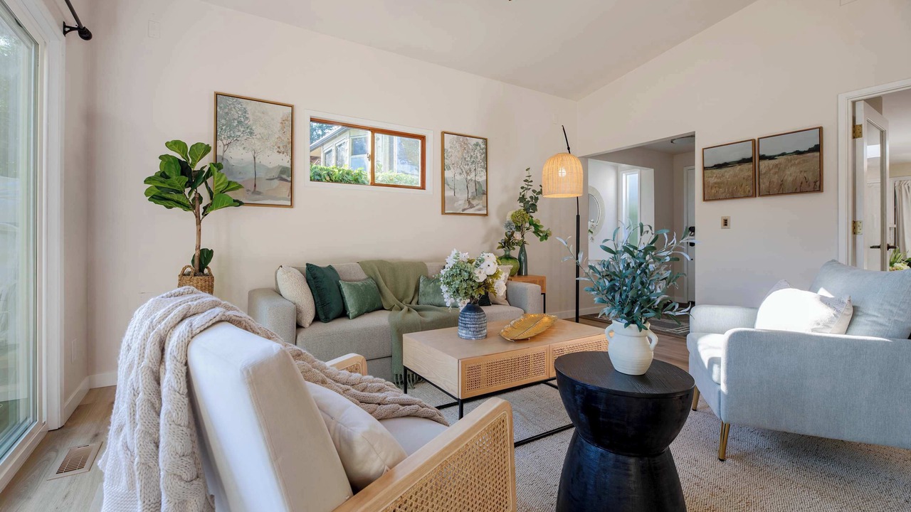 Photo of Livingroom in Maple Heights-Lake Desire