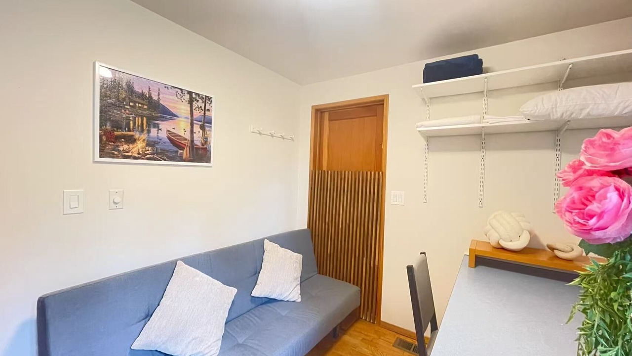Photo of Livingroom in Maple Heights-Lake Desire