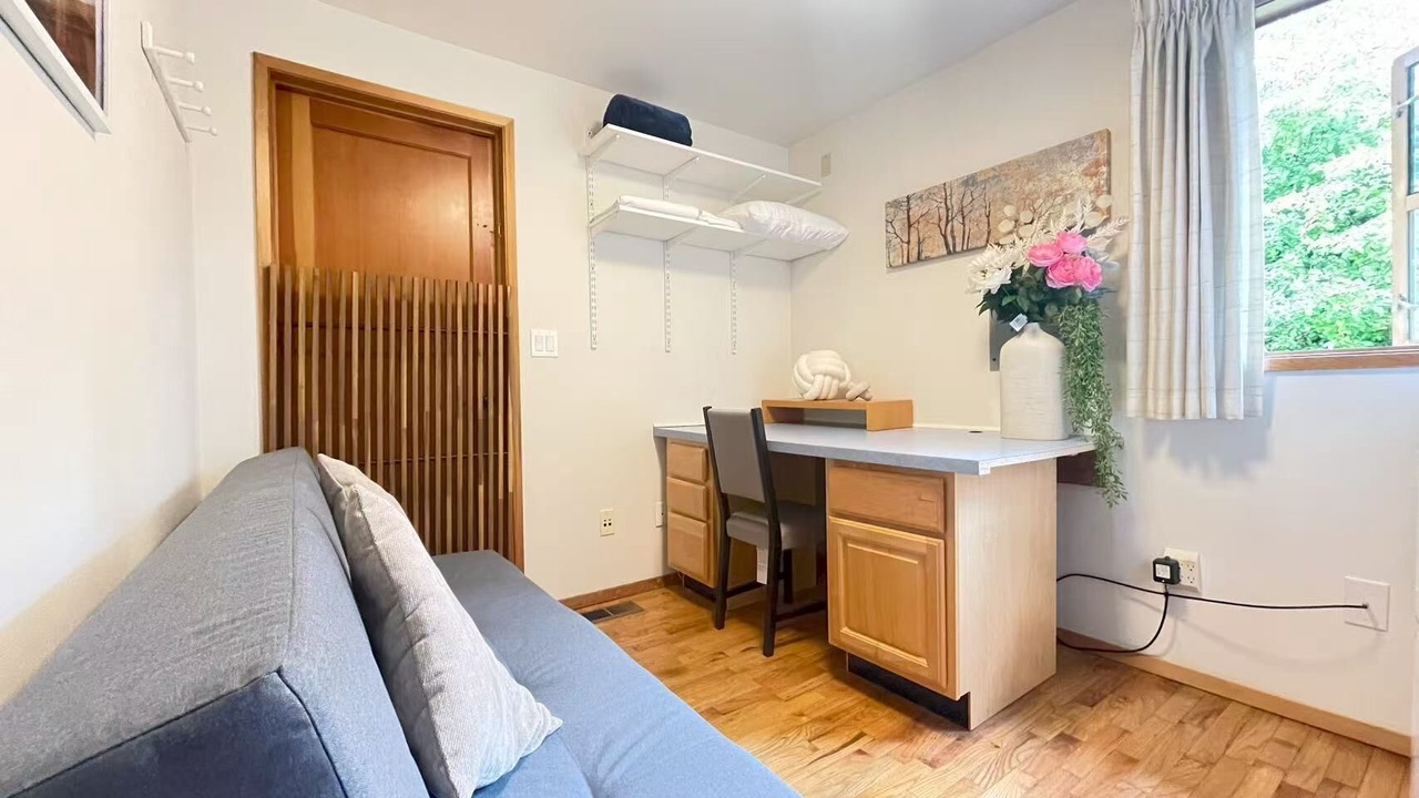Photo of Livingroom in Maple Heights-Lake Desire