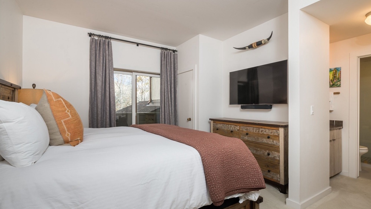 Photo of Bedroom in Elkhorn