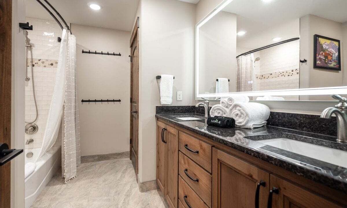 Photo of Bathroom in Island Park