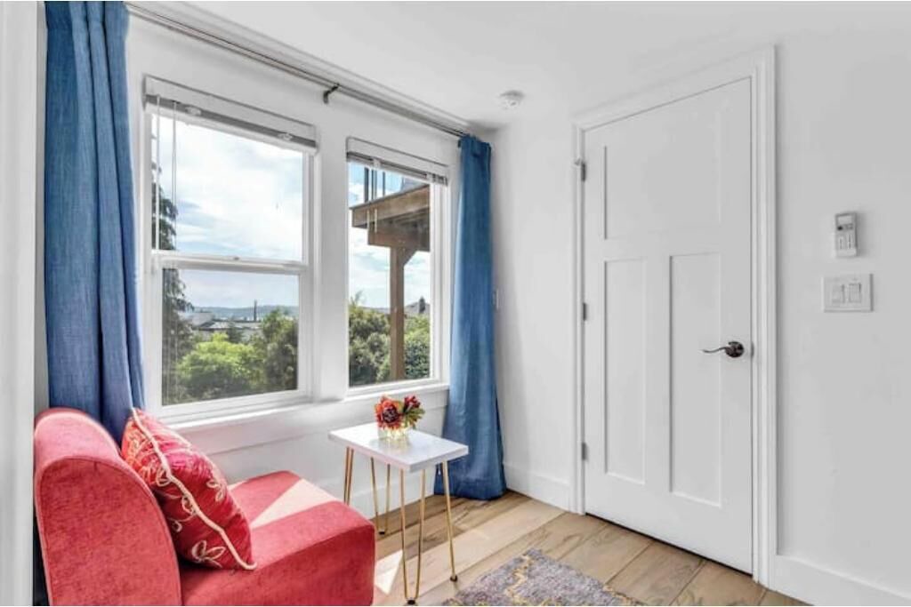 Photo of Livingroom in Queen Anne
