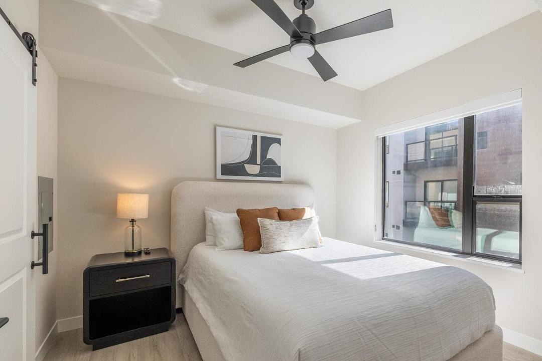 Photo of Bedroom in People's Freeway