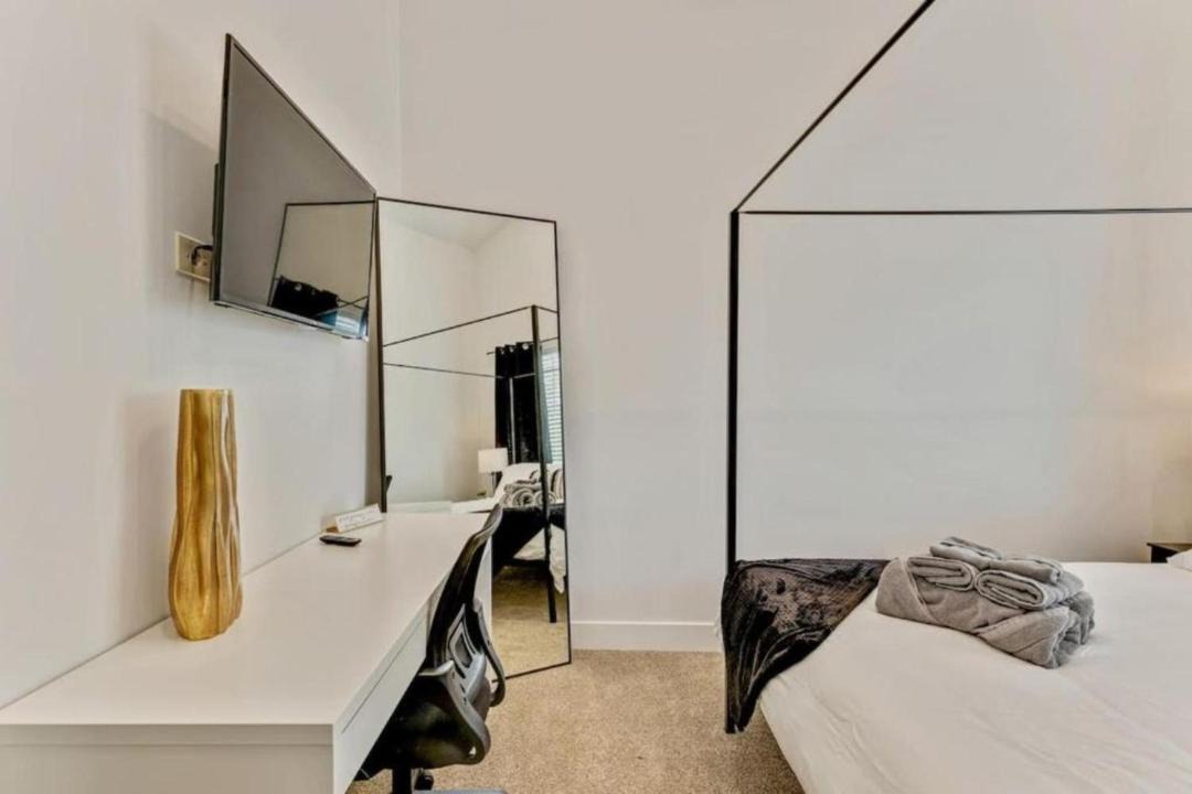 Photo of Bedroom in People's Freeway