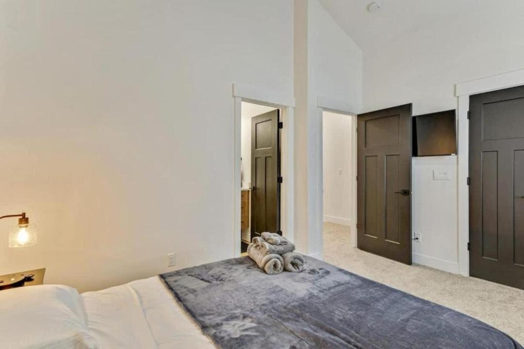 Photo of Bedroom in People's Freeway