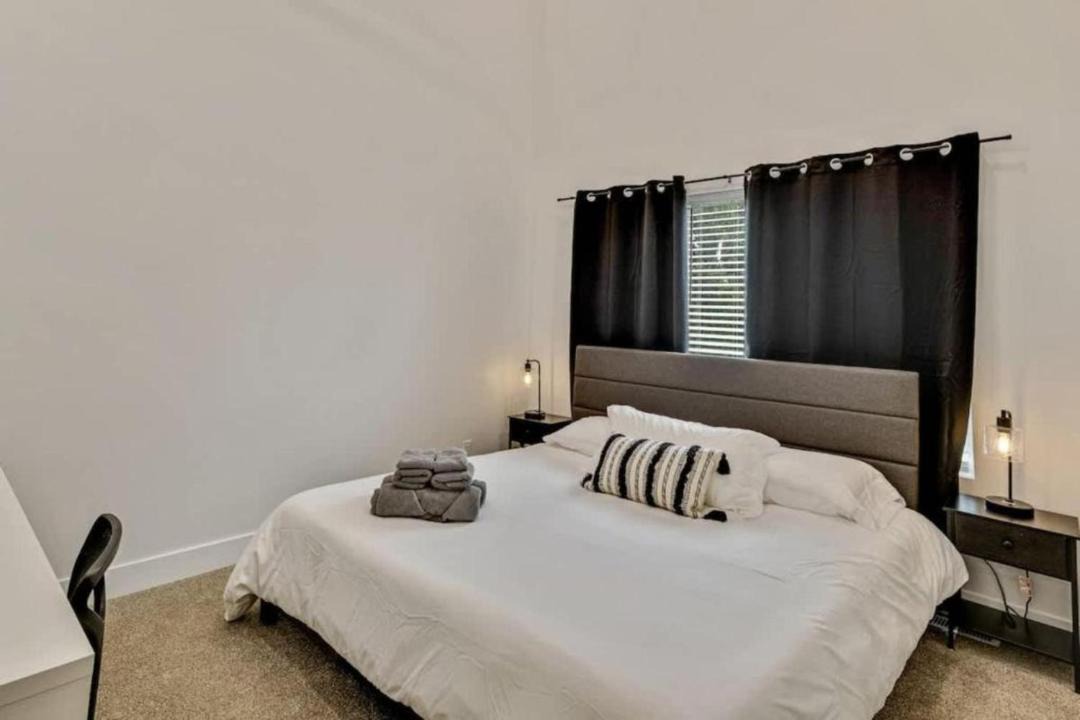 Photo of Bedroom in People's Freeway