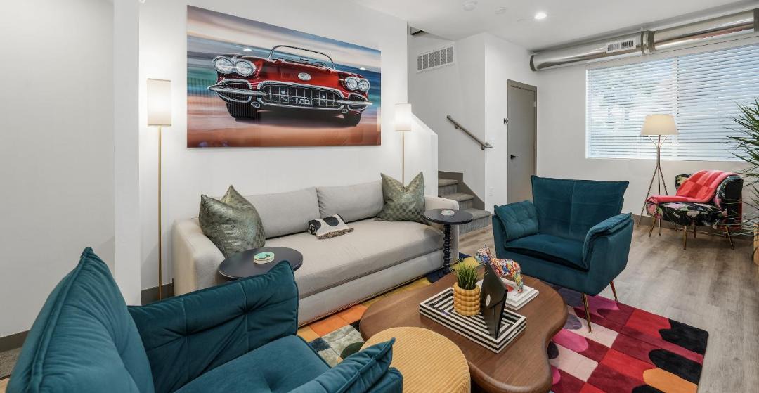 Photo of Livingroom in People's Freeway