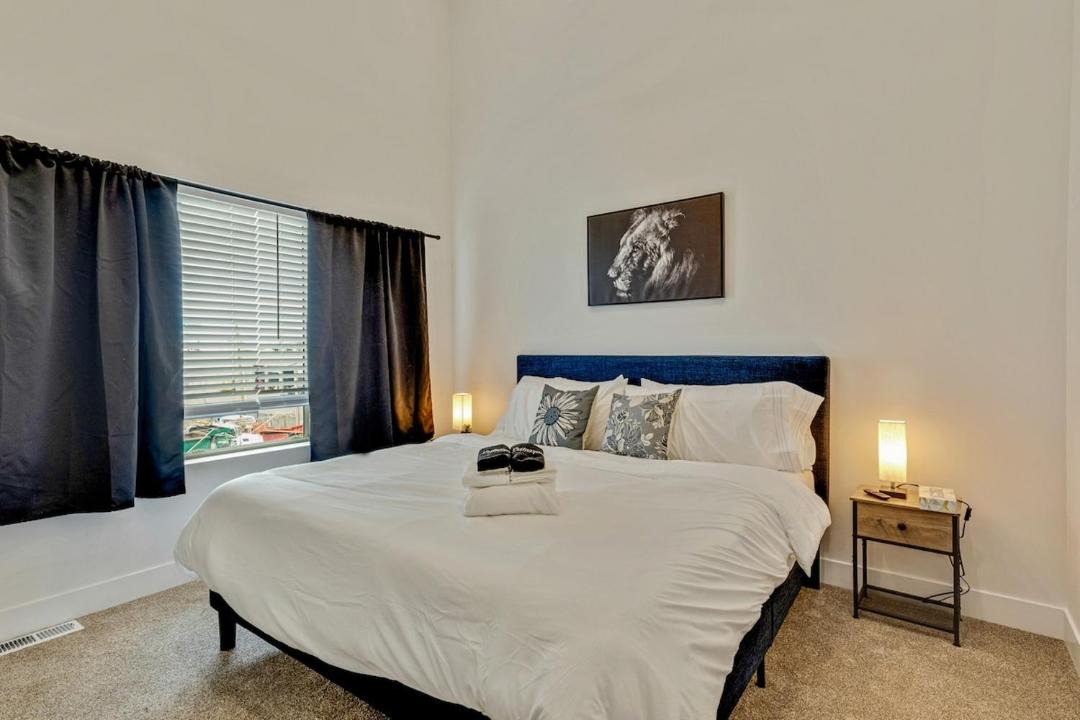Photo of Bedroom in People's Freeway