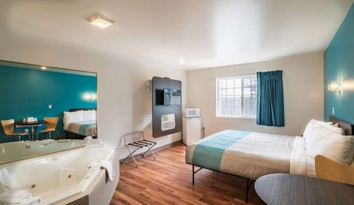 Deluxe Room, 1 Queen Bed, Non Smoking, Refrigerator & Microwave
