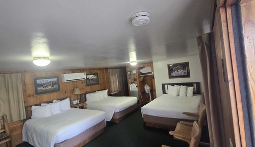 NEAR TO RIVER SIDE ROOM WITH THREE QUEEN BEDS