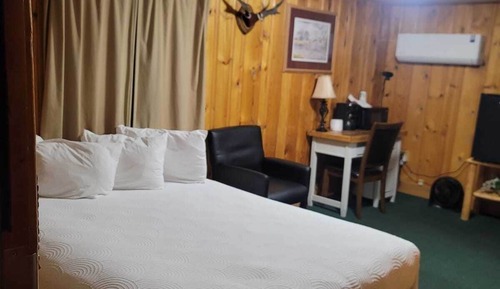RIVER SIDE ROOM WITH 1 QUEEN BED