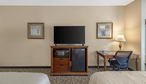 Queen Room with Two Queen Beds and Roll-In Shower - Mobility Access/Communication Assistance/Non-Smoking