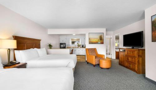 Two-Bedroom Suite with Three Queen Beds and River View - Non-Smoking