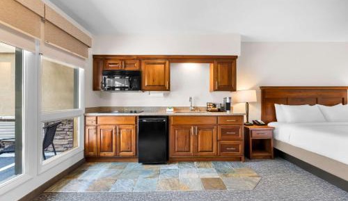 King Room with Spa Bath and Kitchen - River View/Non-Smoking