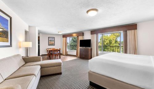 Two-Bedroom Suite with One King and One Queen Bed - River View/Non-Smoking