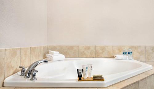 King Suite with Whirlpool - Non-Smoking
