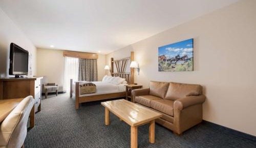 Large King Suite with Balcony - Non-Smoking