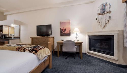 King Room with Roll-in Shower - Mobility Accessible/Non-Smoking