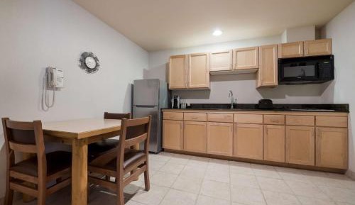 King Suite with Kitchen and Fireplace - Non-Smoking