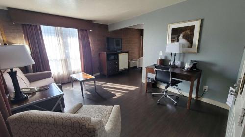 Queen Suite with Sofa Bed - Pet Friendly - Non-smoking