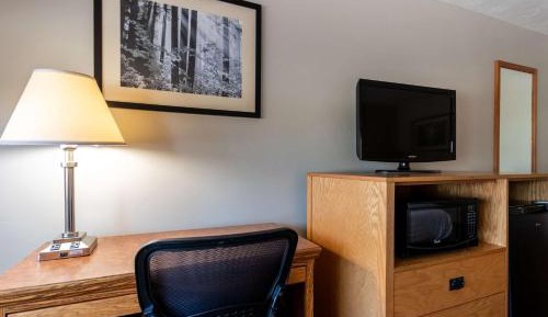 Queen Room with Two Queen Beds and Bath Tub - Disability Access/Non-Smoking 