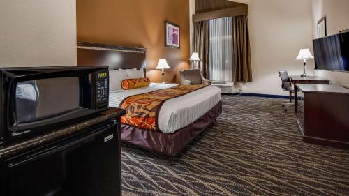 King Suite with Sofa Bed and Hot Tub - Wet Bar