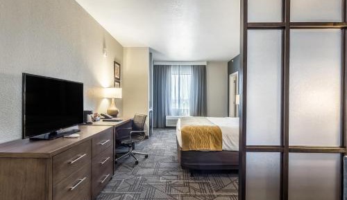 King Suite - Non-Smoking/Interior Hall