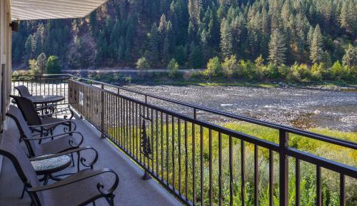 King Suite with River View 