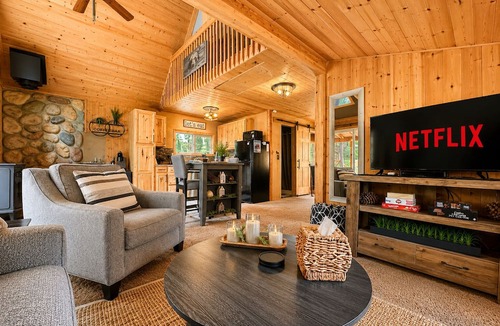 Ardenvoir Cabin | Camp David 1 Bedroom Home by NW Comfy Cabins