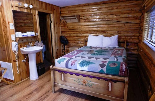 Dubois Cabin | Twin Pines Lodge & Cabins