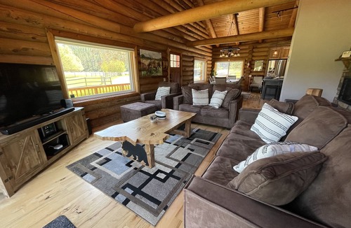Huson Cabin | Rustic-Modern Log Cabin w/ Beautiful Mountain Views