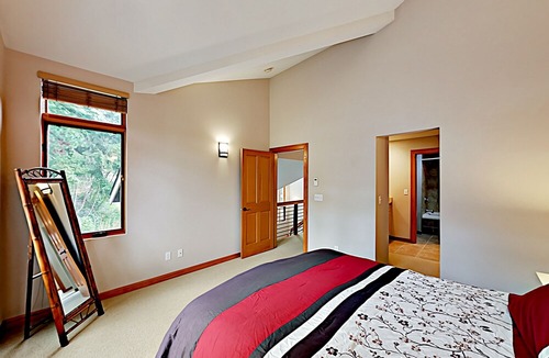 Bainbridge Island House | Charming downtown townhouse with fireplace & patio - walk to farmers' market