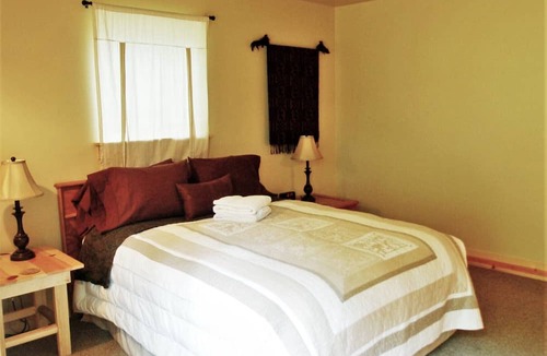 Warnick Cabin | Glacier Springs Cabin 2bedrooms, 2 Baths - hot tub & Pet Friendly!