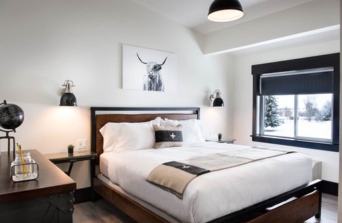 Huntsville Hotel | Compass Rose Lodge