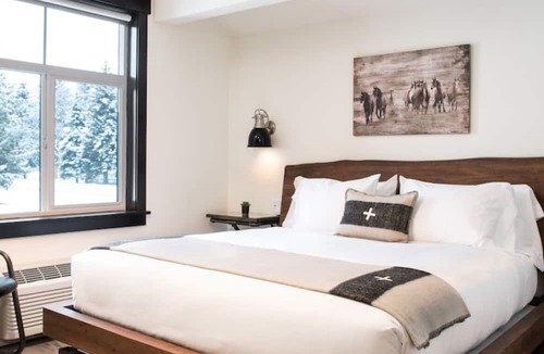 Huntsville Hotel | Compass Rose Lodge