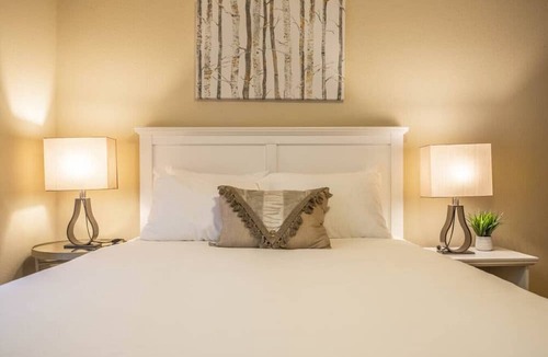 Holly Cottage | Serenity in Prime Everett Craftsman Near Boeing!
