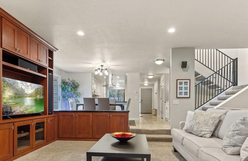 Rathdrum Villa | Twin Lakes Village 3-story Townhouse Golf Views Steam Shower Wet Bar Game Room Pool