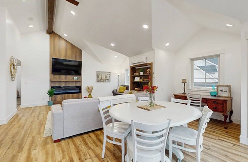 Burley Cottage | Home w/Farmstyle Loft & Views, Mins to Dtwn