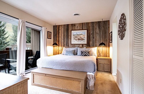 Warm Springs Condo | Sawtooth Ski Condo - Hot Tub + Walk to Ski Slopes!