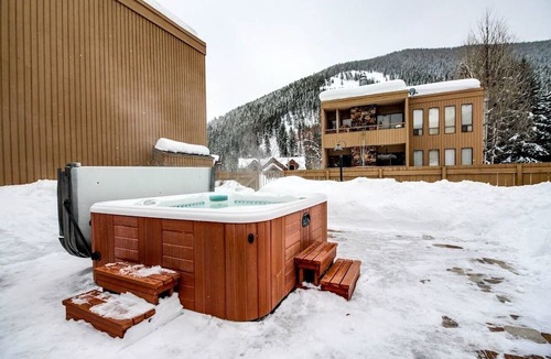 Warm Springs Condo | Sawtooth Ski Condo - Hot Tub + Walk to Ski Slopes!