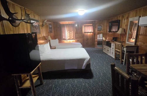 Dubois Hotel | The Trail's End