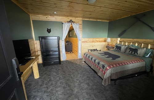 Ashton Hotel | The Fishing Bear Lodge