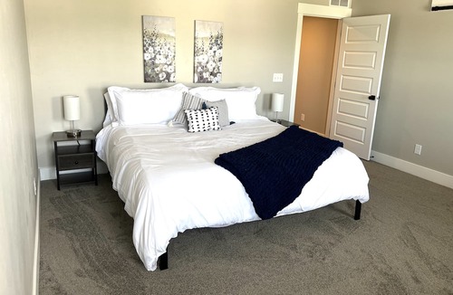 Ammon House | Brand New Ammon 4 Bedroom Townhouse--Clean and Fresh linens, Stocked Kitchen