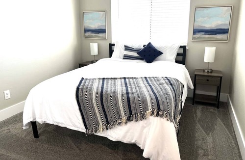 Ammon House | Brand New Ammon 4 Bedroom Townhouse--Clean and Fresh linens, Stocked Kitchen