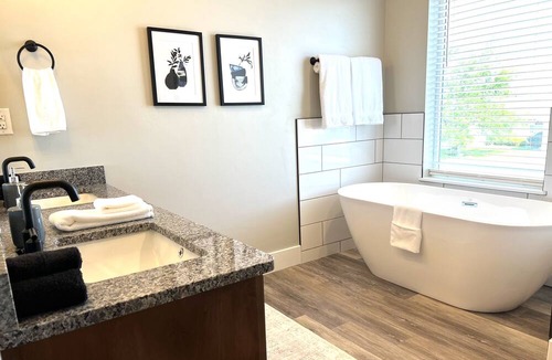Ammon House | Amazing Ammon 3 Bedroom+ Loft Townhome: Close to shopping and restaurants